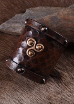 Armschützer aus Leder mit Triskel