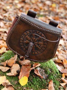 Gürteltasche mit Vegvísir-Prägung braun