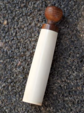 Nadeldose mit Holzverschluss