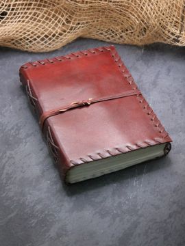 Mittelalterliches Tagebuch mit genähten Rändern