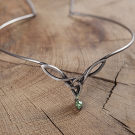 Tiara mit keltischem Geflecht und grünem Stein