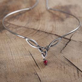 Tiara mit keltischem Geflecht und rotem Stein