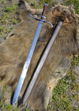 Langes Messer mit Lederscheide