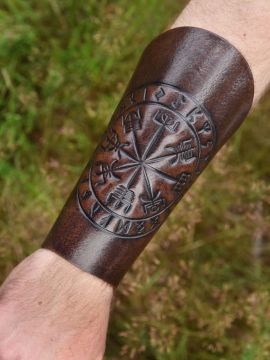 Armschützer aus Leder mit Vegvísir-Prägung