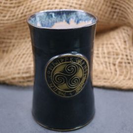 Keramikbecher mit Triskele schwarz