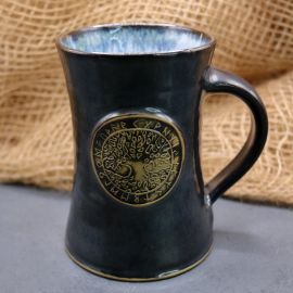 Bierkrug mit Lebensbaum schwarz