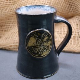 Bierkrug mit Thorshammer schwarz