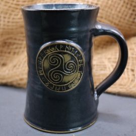 Bierkrug mit Triskele schwarz