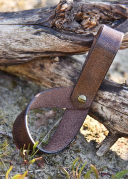 Einfacher Gürtelhalter für Trinkhorn aus Leder braun