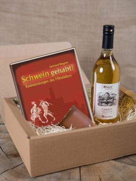 Geschenkbox mit Met, Tonbecher und Buch