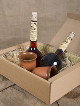 Geschenkbox mit Gewürzweinen und Tonbechern