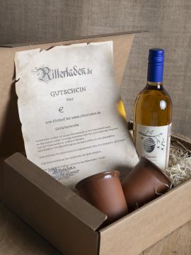 Geschenkbox mit Met, Tonbechern und Einkaufsgutschein