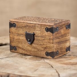 Holztruhe mit Verzierung