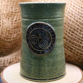 Keramikbecher mit Triskele grün