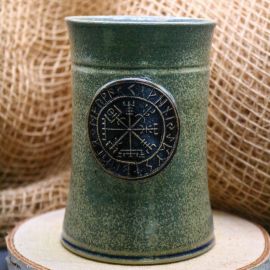 Keramikbecher mit Vegvísir grün