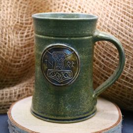 Bierkrug mit Thorshammer grün