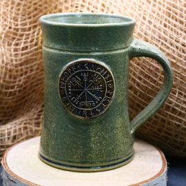 Bierkrug mit Vegvísir grün