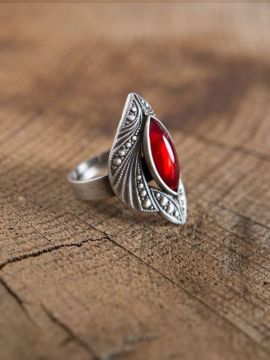 Ring mit rotem Schmuckstein