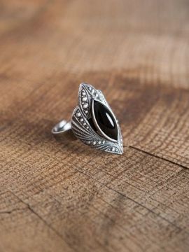 Ring mit schwarzem Schmuckstein