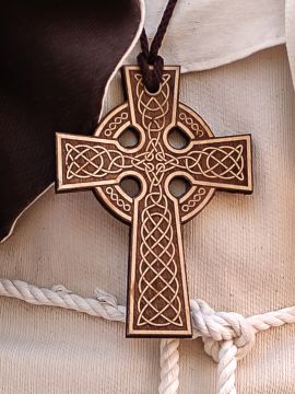 Keltisches Holzkreuz mit Gravur