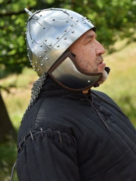 Spangenhelm mit Wangenklappe