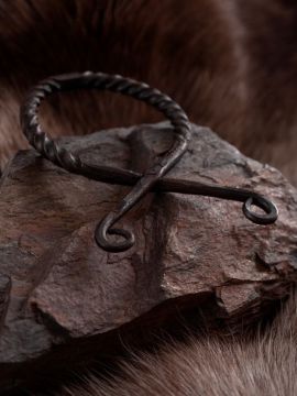 Großer Trollkreuz-Anhänger tordiert