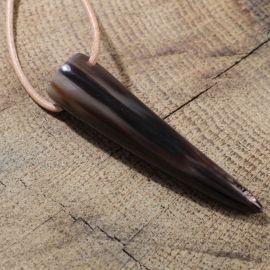 Hornspitze als Amulett