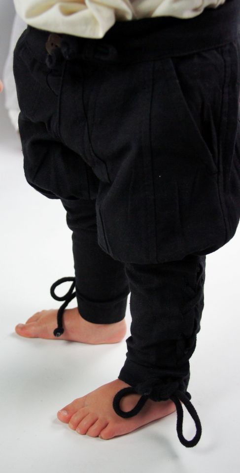 Kinderhose mit Beinschnürung schwarz