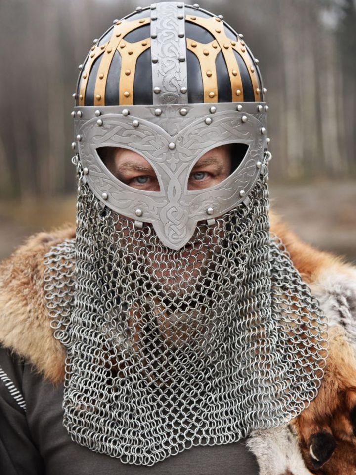 Wikinger Brillenhelm mit Brünne reich verziert