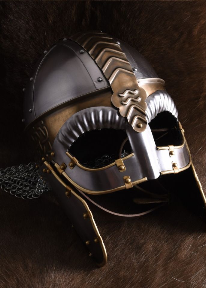 reich verzierter Brillenhelm