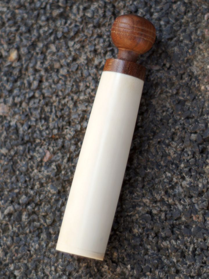 Nadeldose mit Holzverschluss