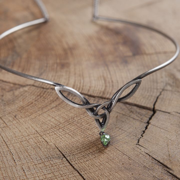 Tiara mit keltischem Geflecht und grünem Stein