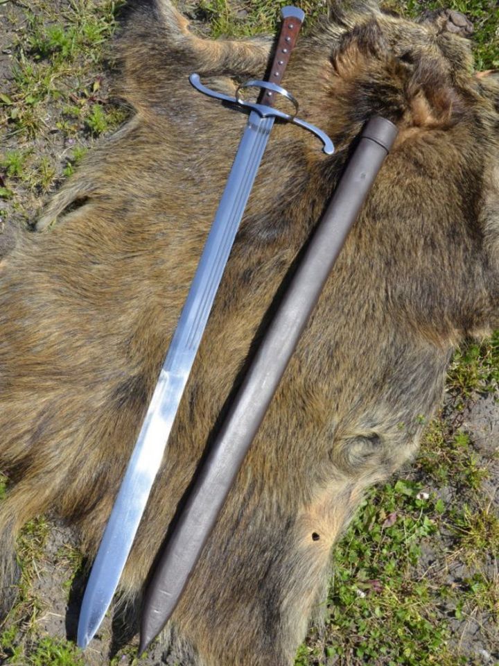 Langes Messer mit Lederscheide