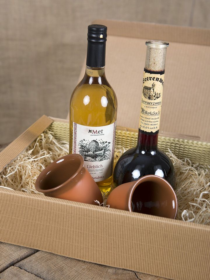 Geschenkbox mit Gewürzwein, Met und zwei Tonbechern