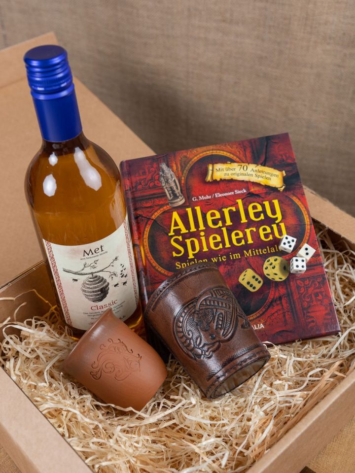 Geschenkbox Würfelset mit Met und Tonbecher