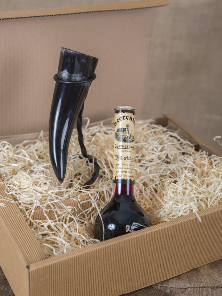 Geschenkbox mit Gewürzwein, Trinkhorn und Ständer