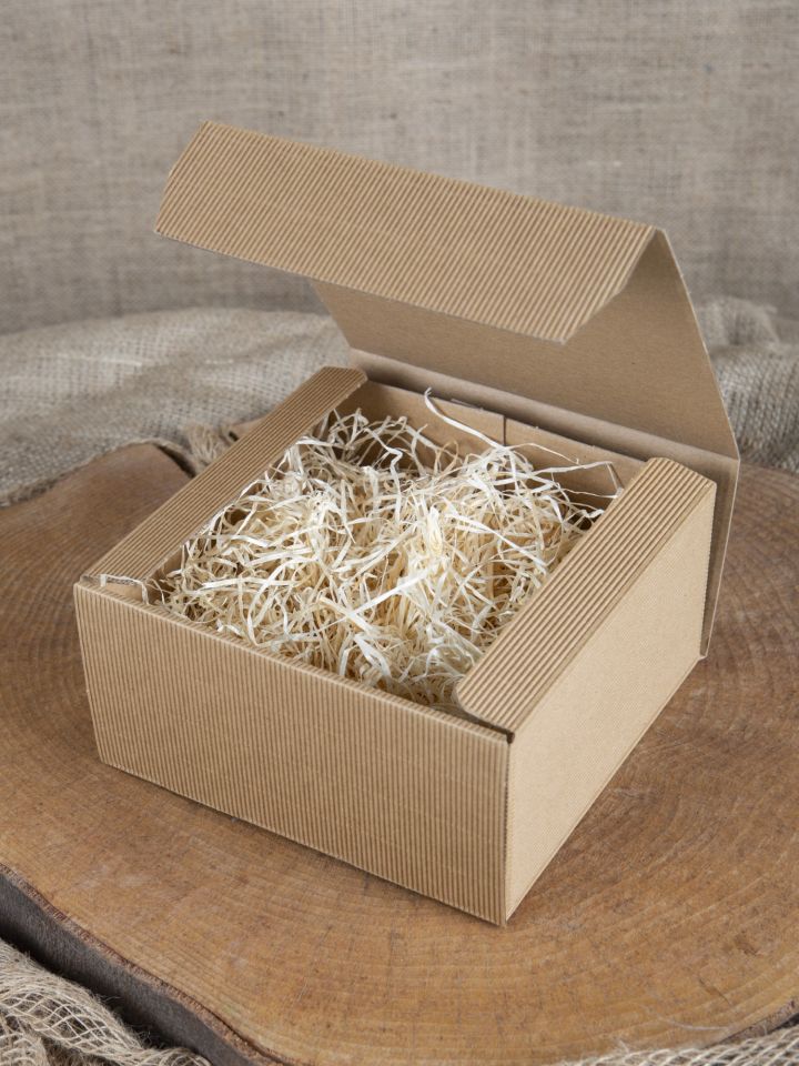 Geschenkbox mit Holzwolle klein