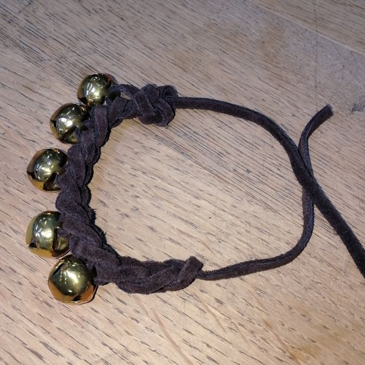 Schellenband auf Lederschnur