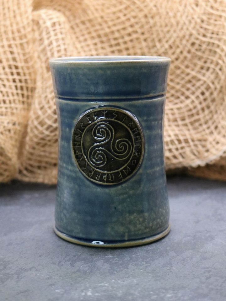 Keramikbecher mit Triskele graublau