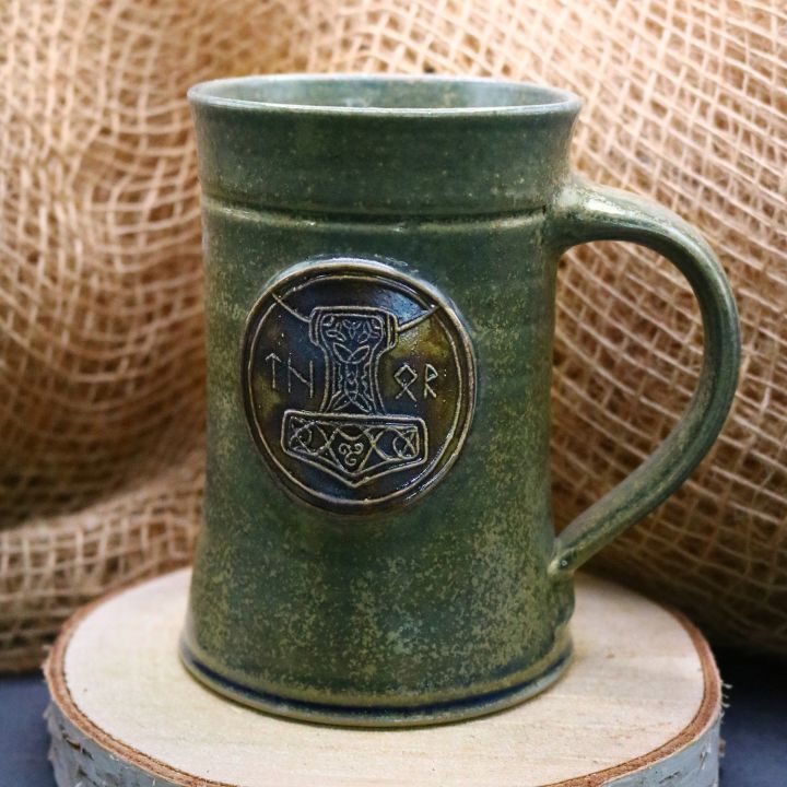 Bierkrug mit Thorshammer grün