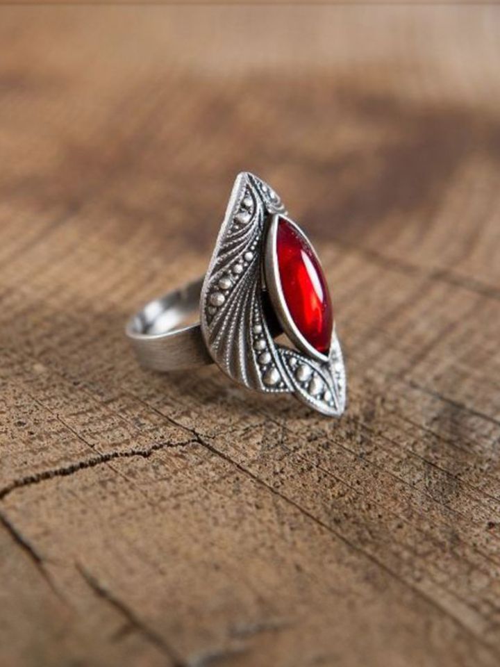 Ring mit rotem Schmuckstein