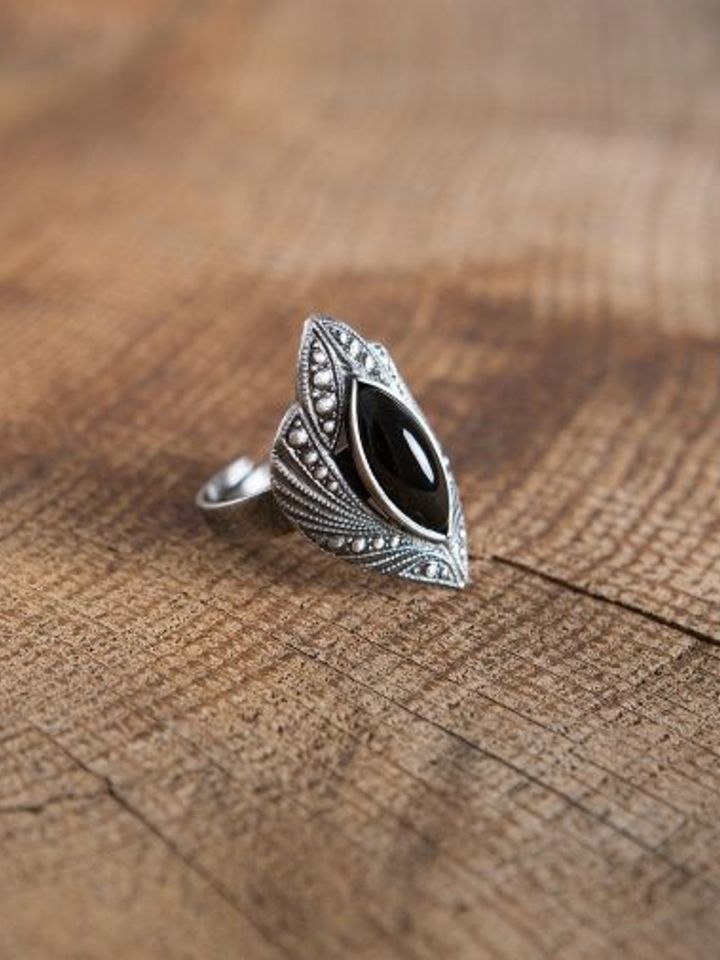 Ring mit schwarzem Schmuckstein