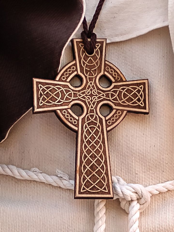 Keltisches Holzkreuz mit Gravur