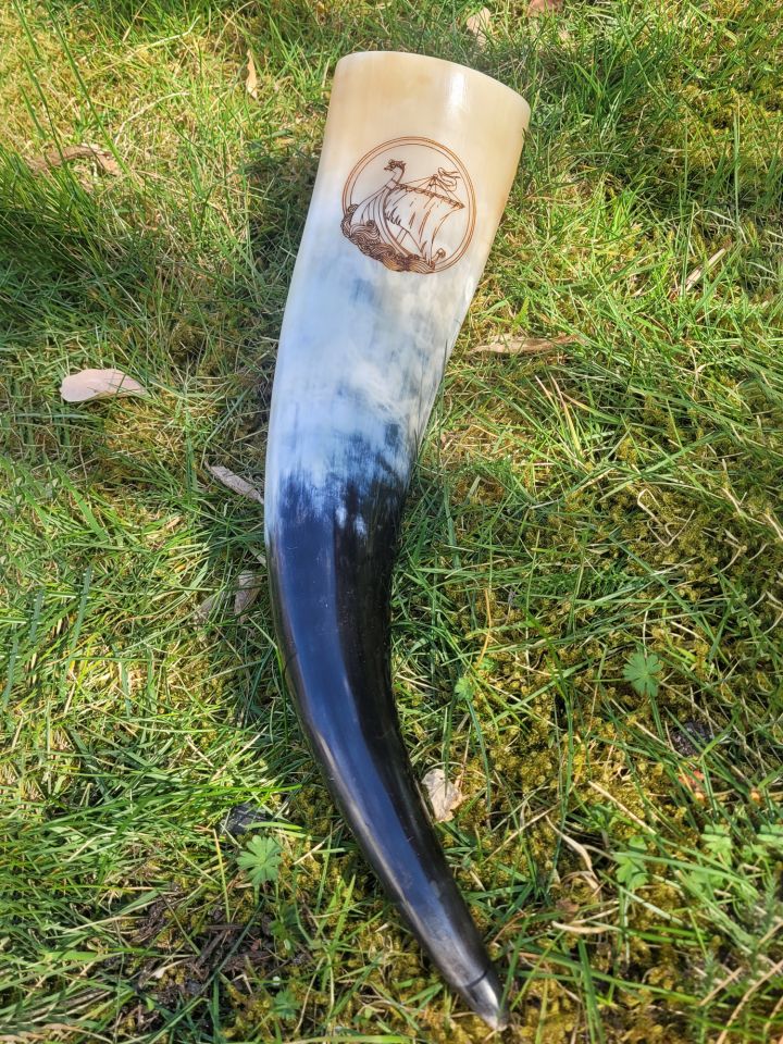 Trinkhorn mit Drachenboot-Gravur