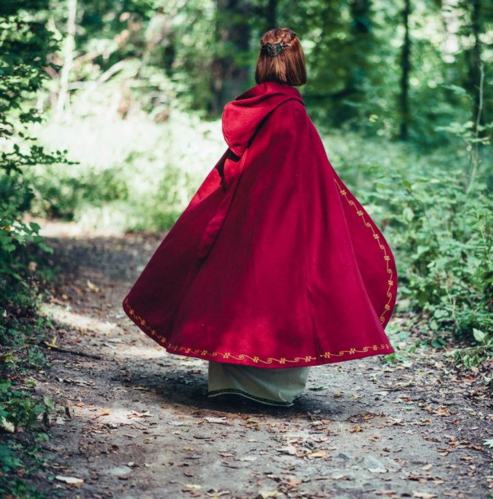 Cape mit Stickereien rot 2