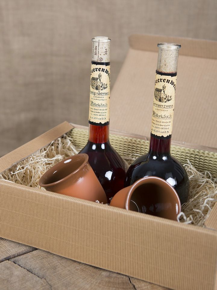 Geschenkbox mit Gewürzweinen und Tonbechern 2