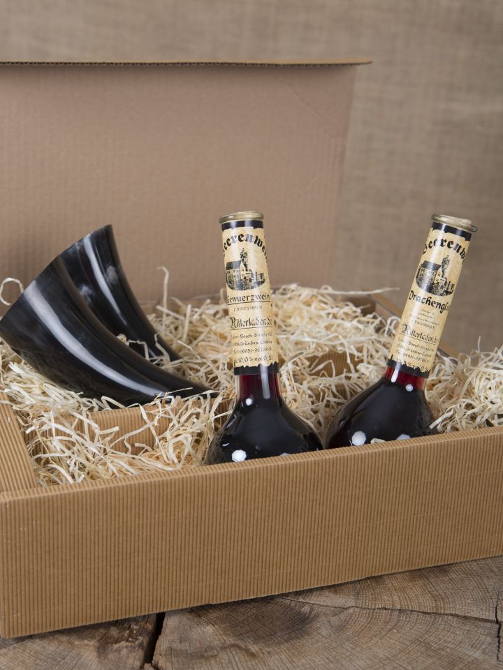 Geschenkbox mit Gewürzwein, Drachenglut und zwei Trinkhörnern 2