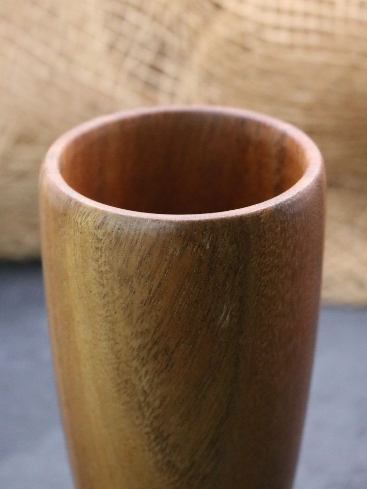 großer Becher aus Holz 2