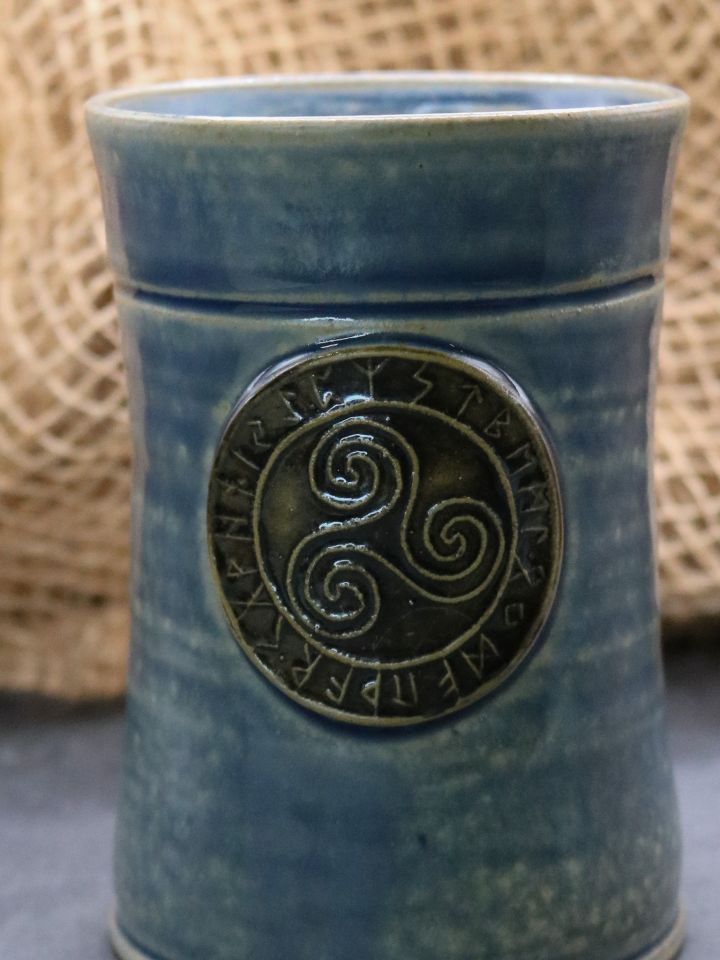 Keramikbecher mit Triskele graublau 2