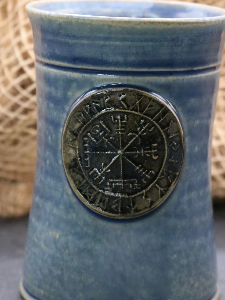 Keramikbecher mit Vegvísir graublau 2